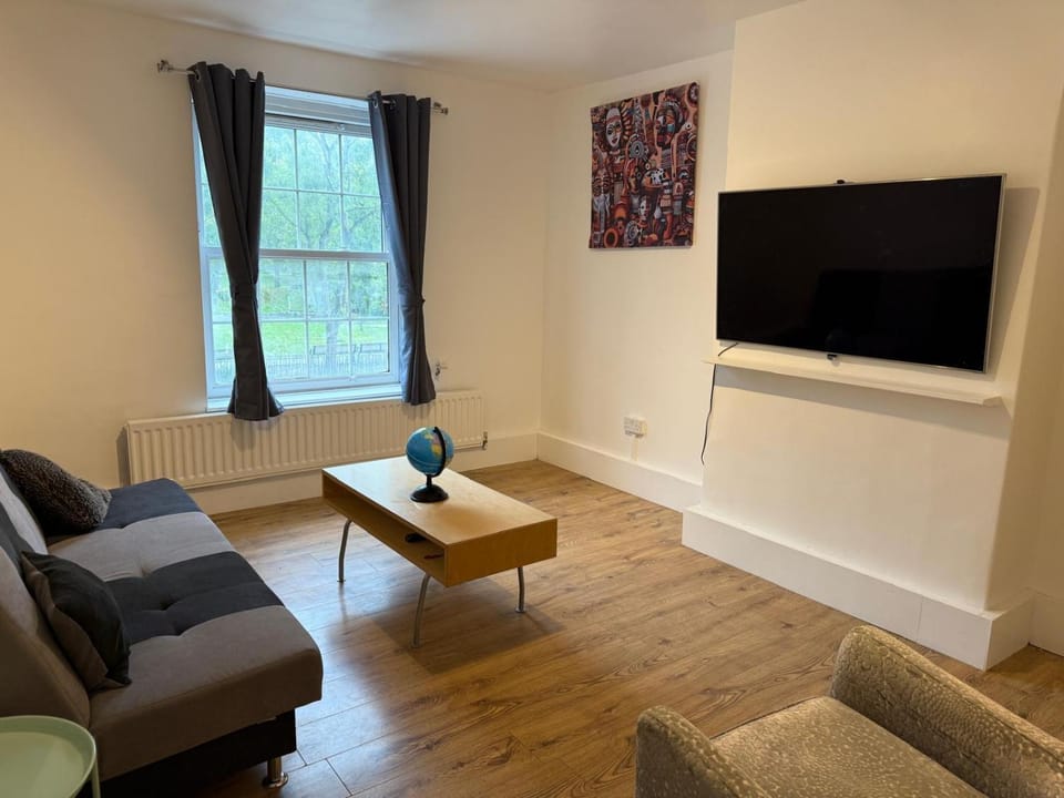 TV and multimedia, Living room, Evening entertainment