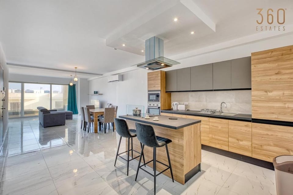 Seating area, Dining area, fireplace, minibar, oven, pet friendly, stove