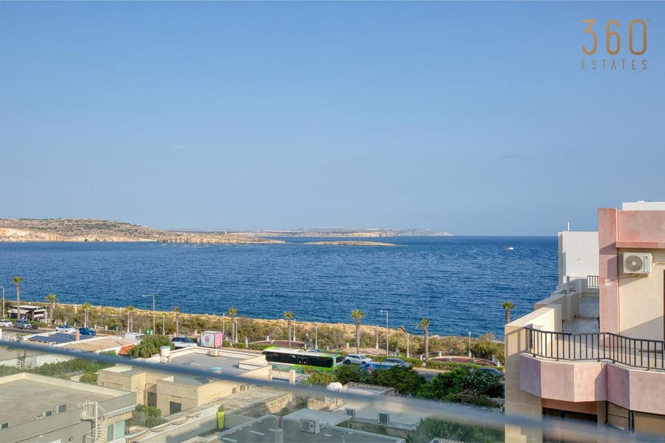 Nearby landmark, Day, Natural landscape, City view, Lake view