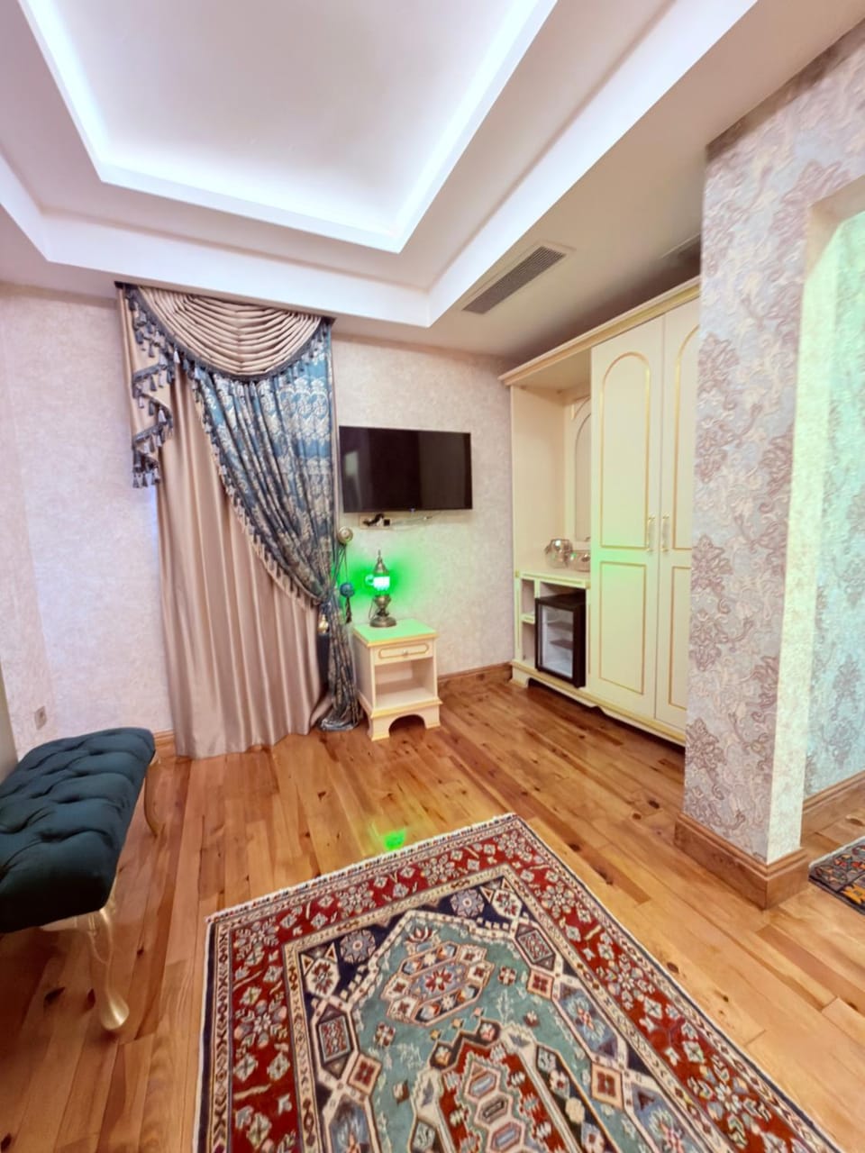 TV and multimedia, Seating area, Bedroom, minibar, wardrobe