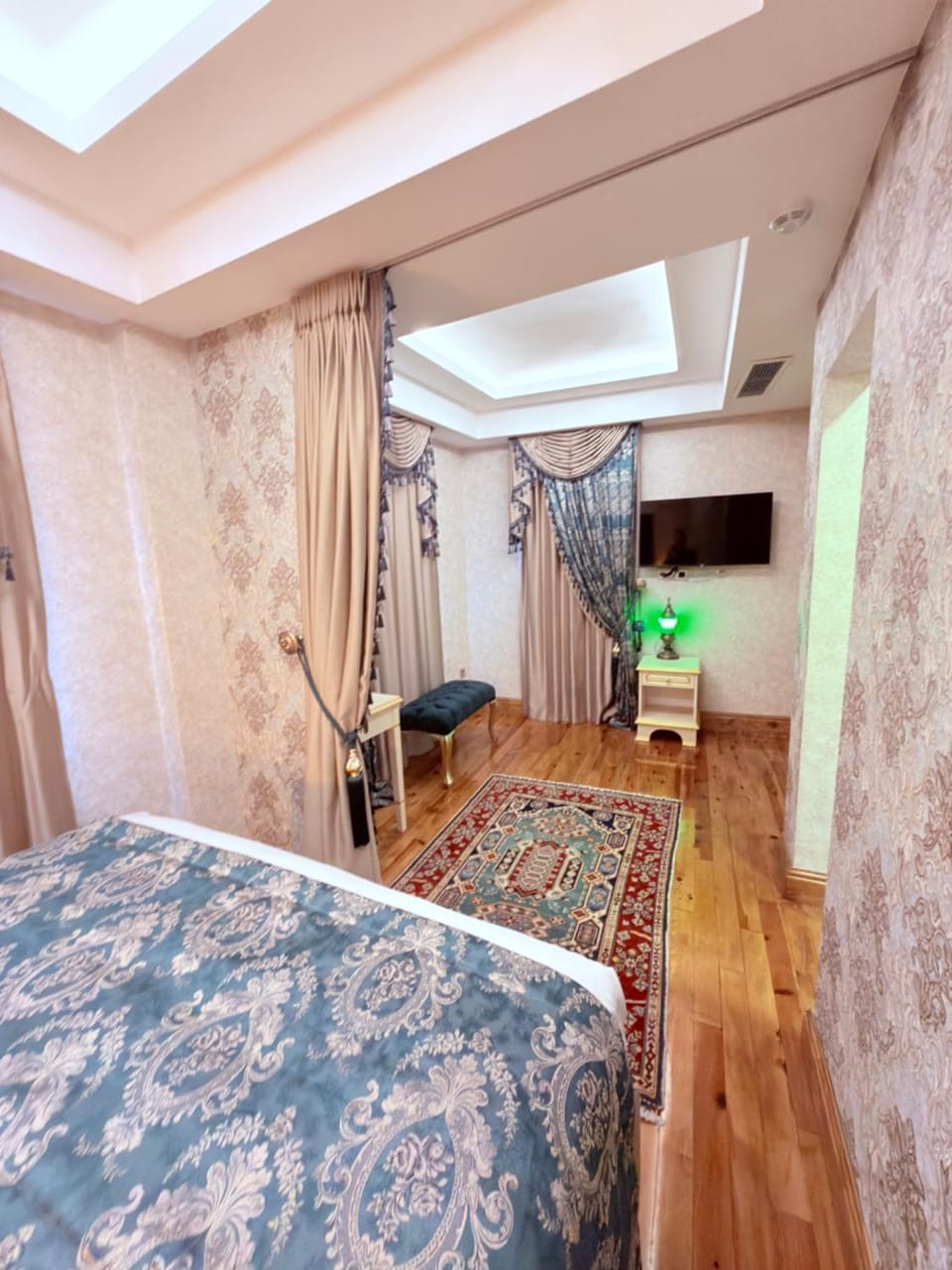 Bed, TV and multimedia, Seating area, Bedroom