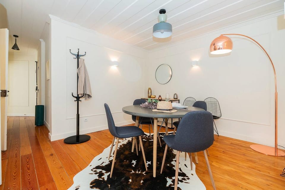 Stylish 2BD Apartment in Chiado Apartment in Lisbon