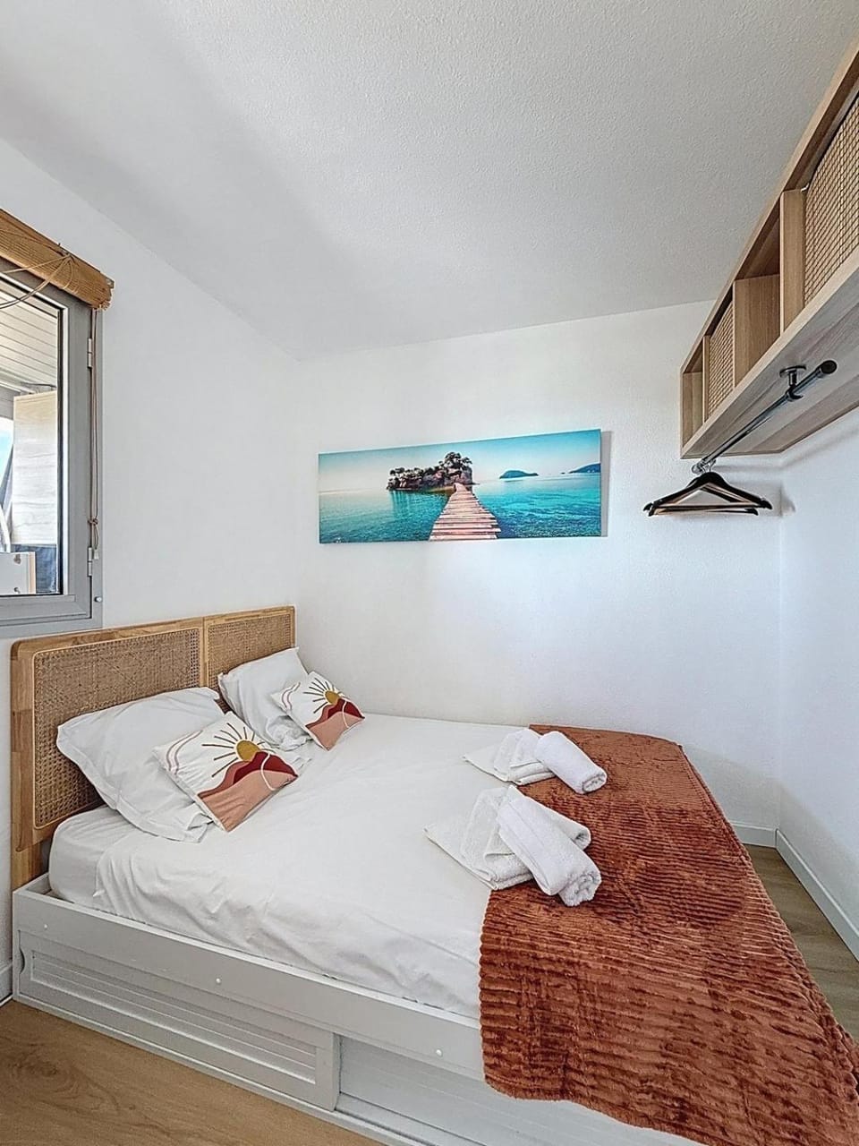 Bed, Bedroom, towels