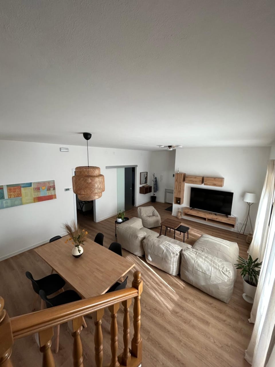 TV and multimedia, Living room, Seating area, Dining area