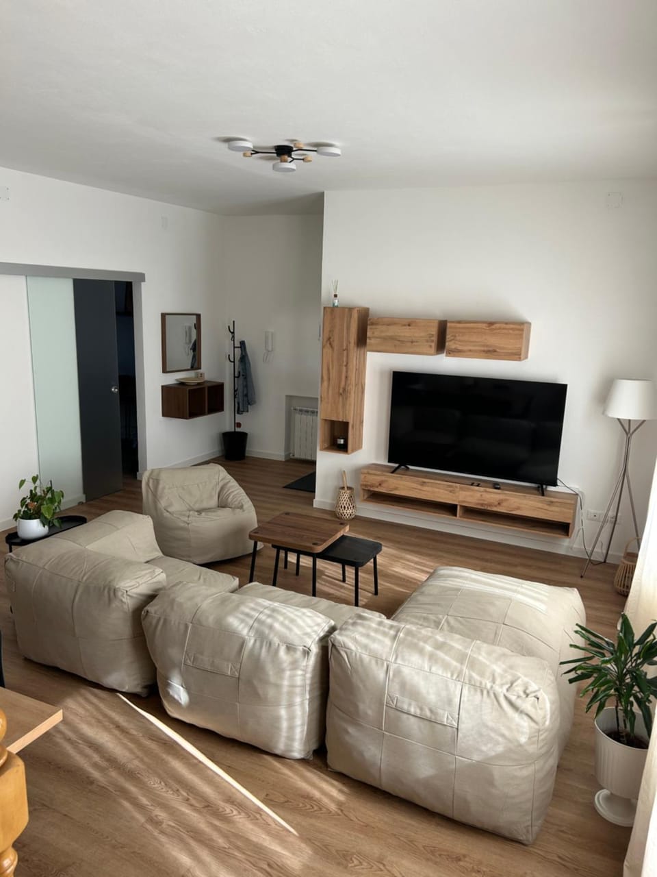Communal lounge/ TV room, TV and multimedia, Living room, Seating area, Evening entertainment