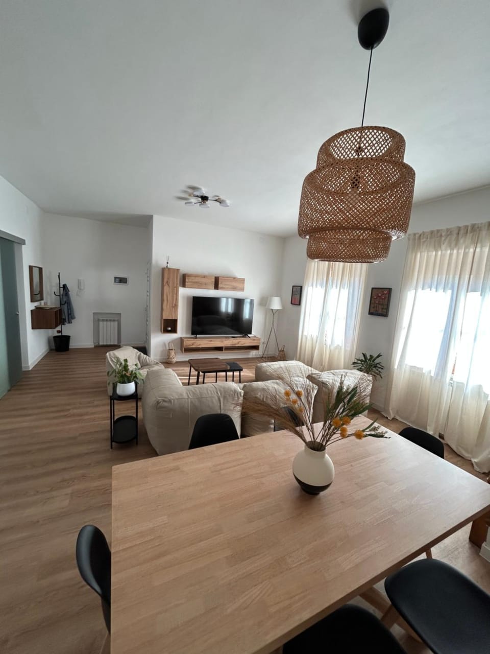 Communal lounge/ TV room, TV and multimedia, Living room, Photo of the whole room, Seating area, Dining area, Evening entertainment