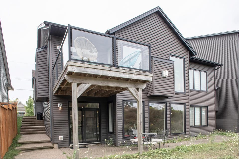 Spacious Walkout Garden-Level Luxe Kitchen Apartment in Halifax