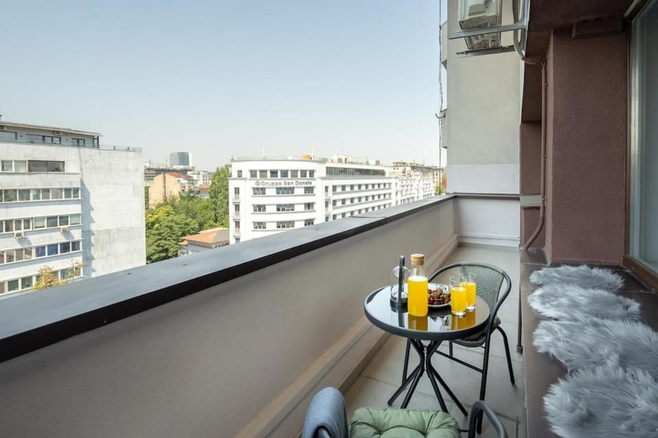 City - Center 1BR with Private Balcony Apartment in Bucharest