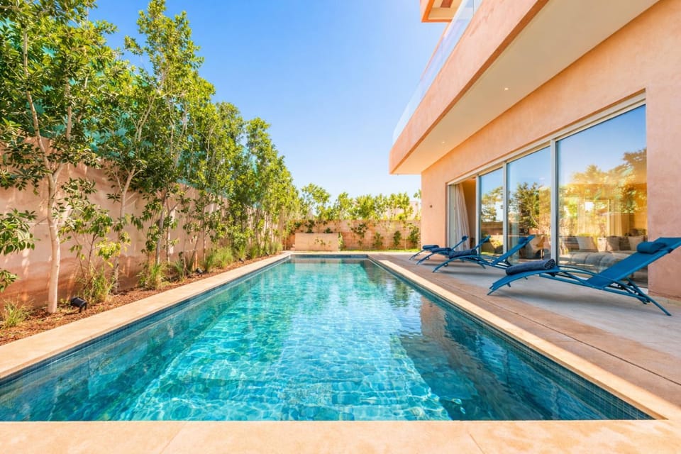 Swimming pool, towels