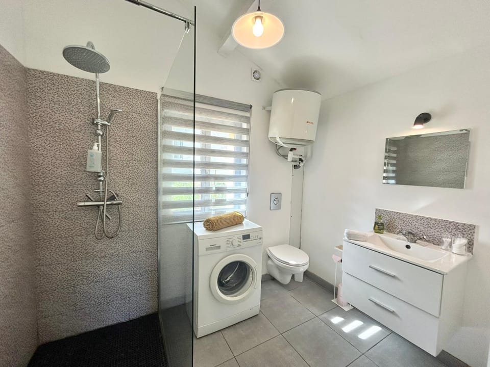 Shower, Toilet, Bathroom, towels, washing machine