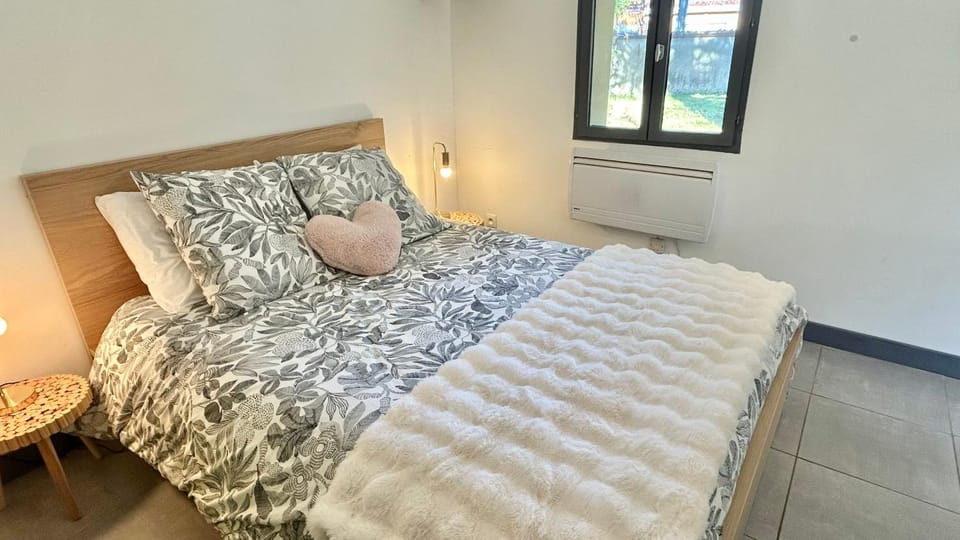 Bed, Bedroom, heating
