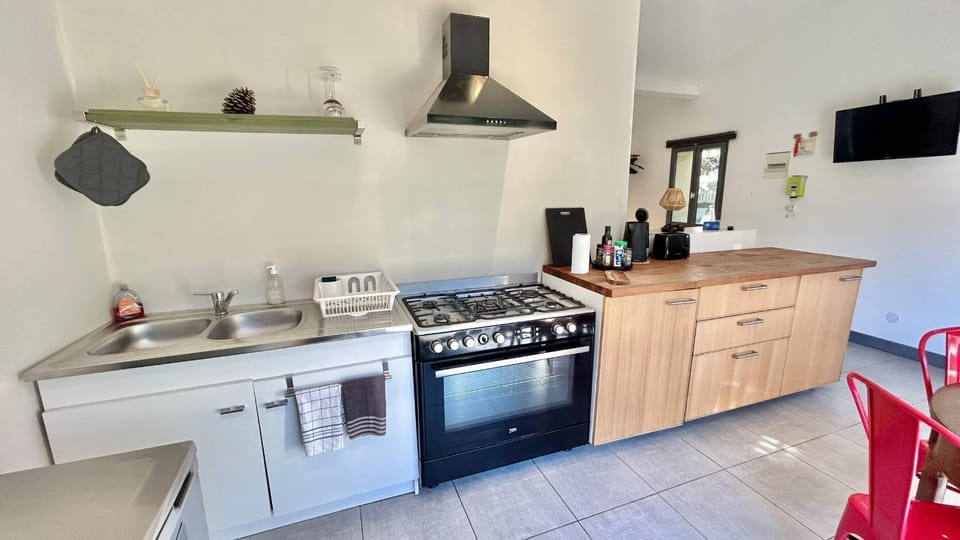 Kitchen or kitchenette, oven, pet friendly, stove, kitchen