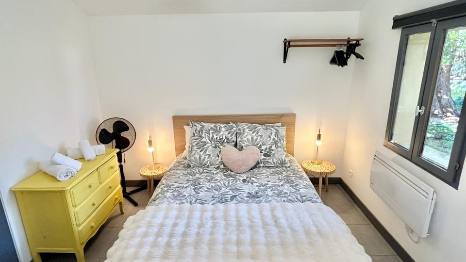 Bed, Night, Photo of the whole room, Bedroom