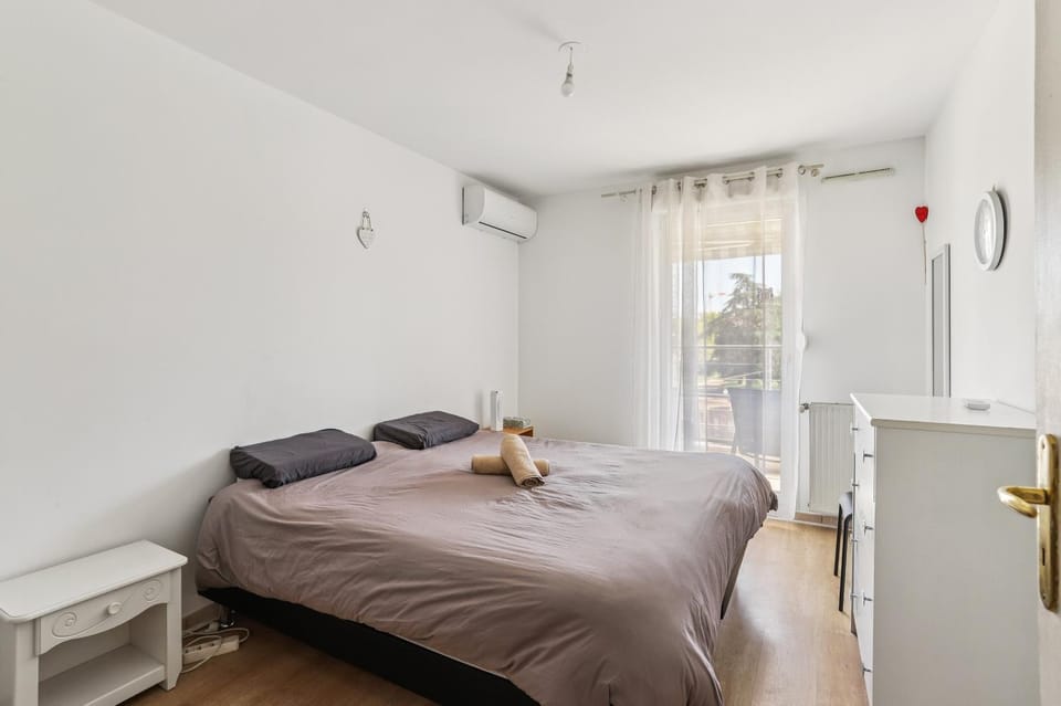 Bed, Photo of the whole room, Bedroom, internet, air conditioner