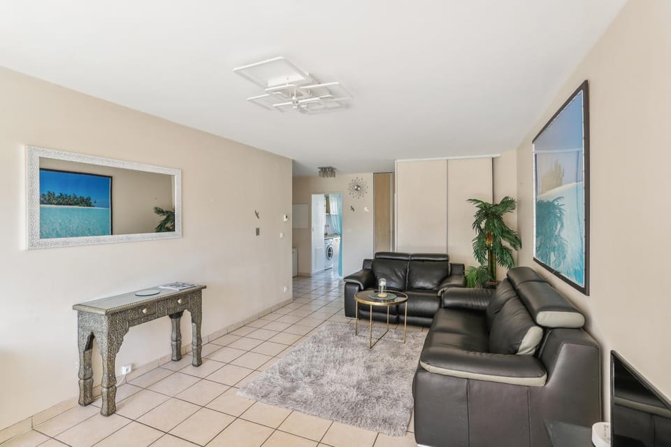 TV and multimedia, Kitchen or kitchenette, Living room, Seating area