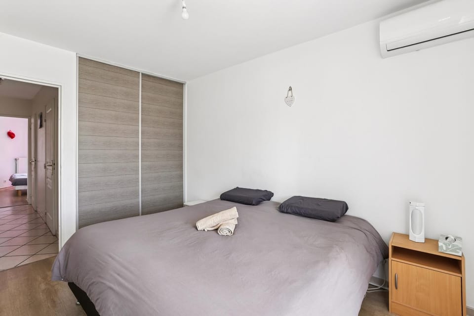 Bed, Photo of the whole room, Bedroom, towels, air conditioner