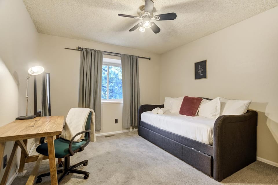 Upper Level - Mountain-View Retreat House in Colorado Springs