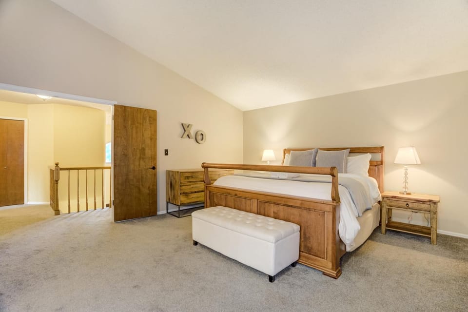 Upper Level - Mountain-View Retreat House in Colorado Springs