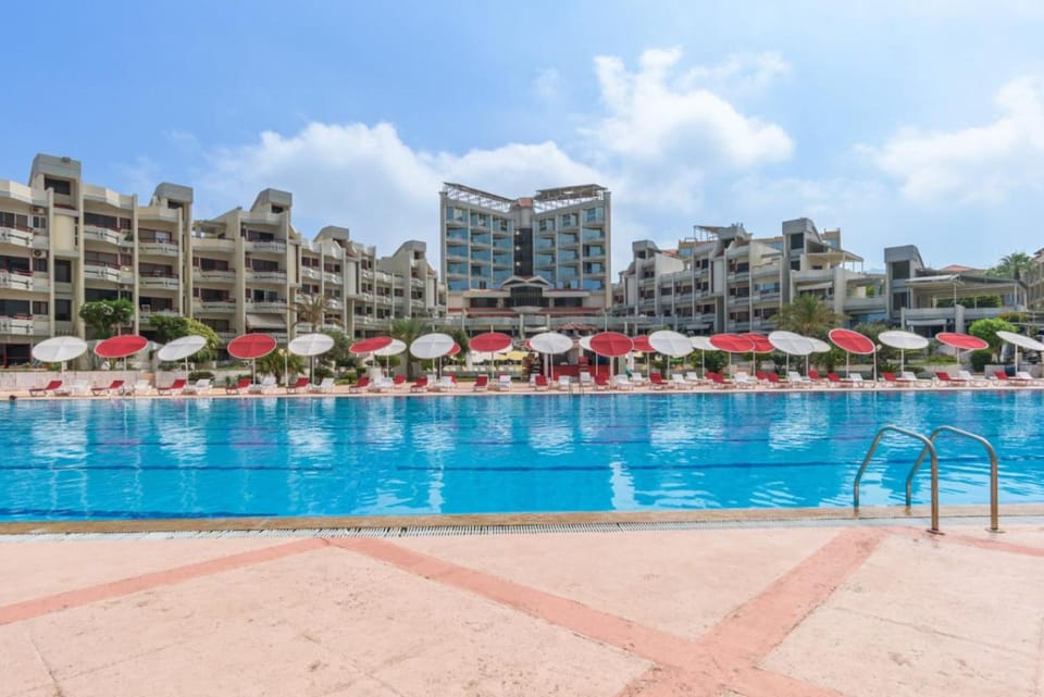 Property building, Swimming pool, Swimming pool, sunbed