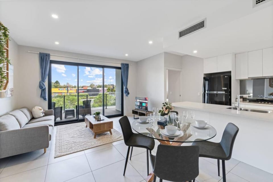 2 Bedroom Apartment Balcony Close to All Hotspots Apartment in Brisbane