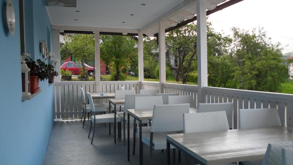 Restaurant/places to eat, Balcony/Terrace