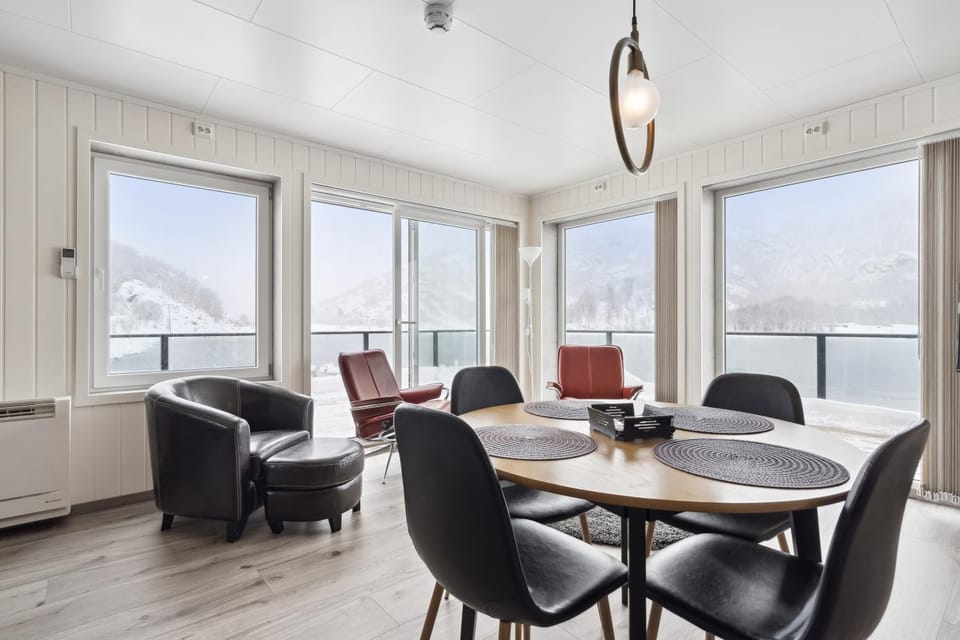 View (from property/room), View (from property/room), Living room, Seating area, Dining area