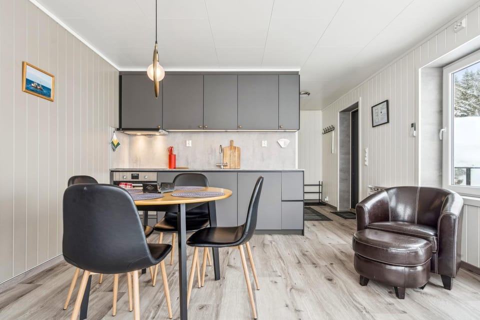 Kitchen or kitchenette, Living room, Seating area, Dining area