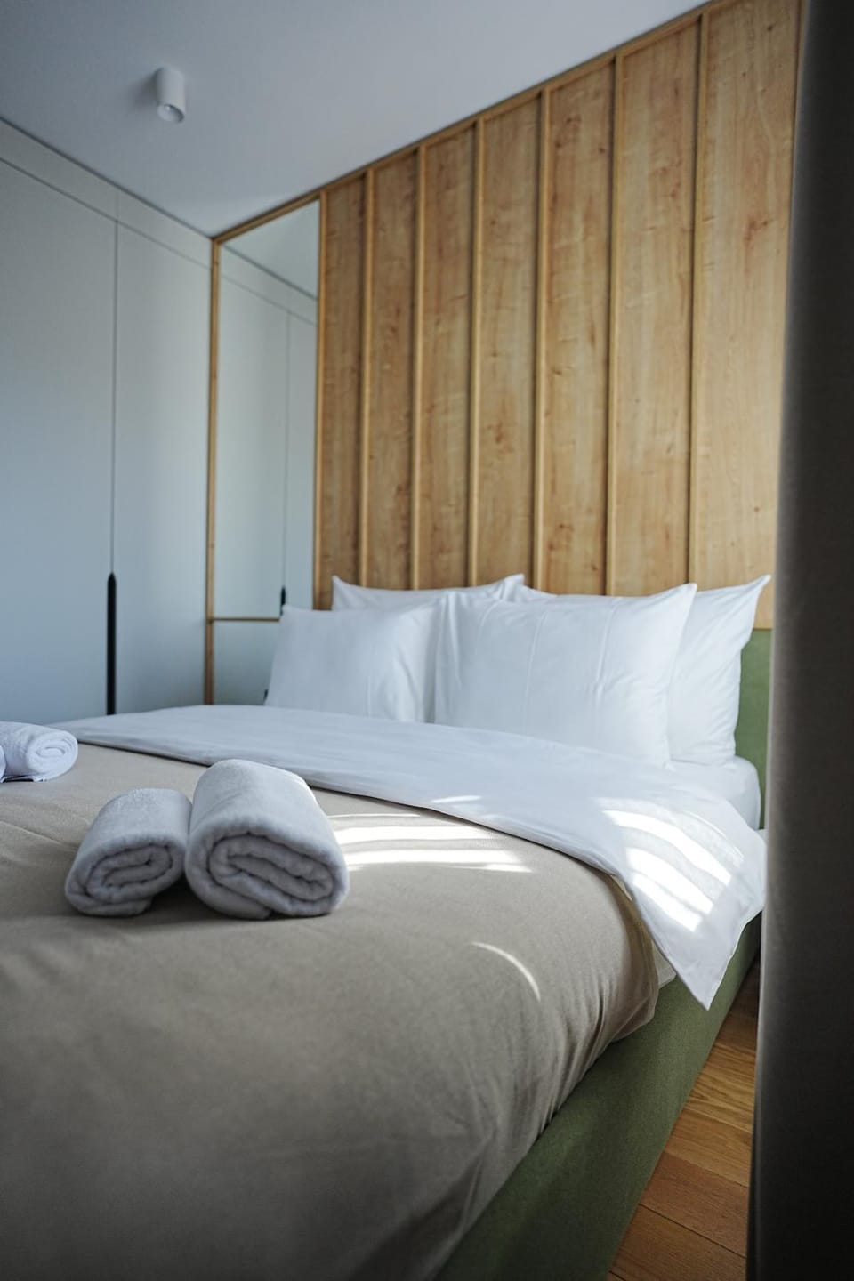 Bed, Bedroom, towels