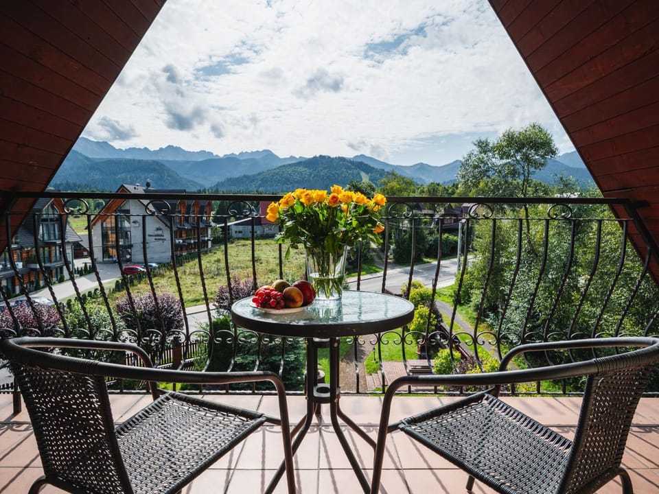 Balcony/Terrace, Mountain view