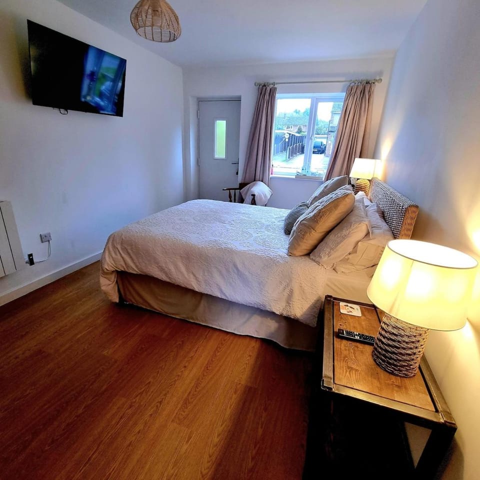 Bed, TV and multimedia, Photo of the whole room, Bedroom