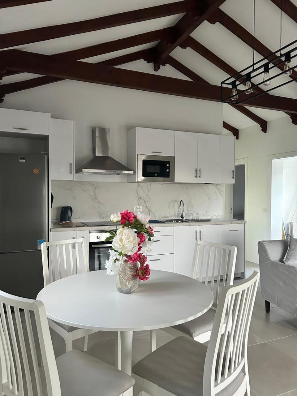Kitchen or kitchenette, Dining area, stove