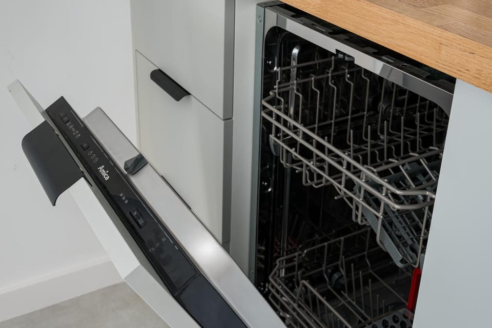Kitchen or kitchenette, dishwasher