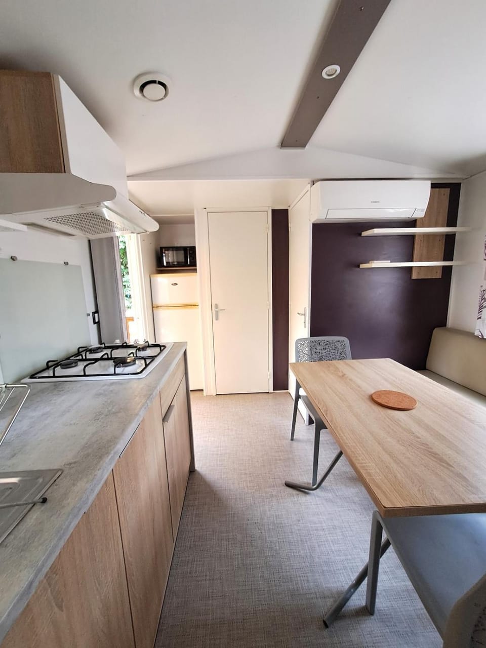 Kitchen or kitchenette, Dining area, stove