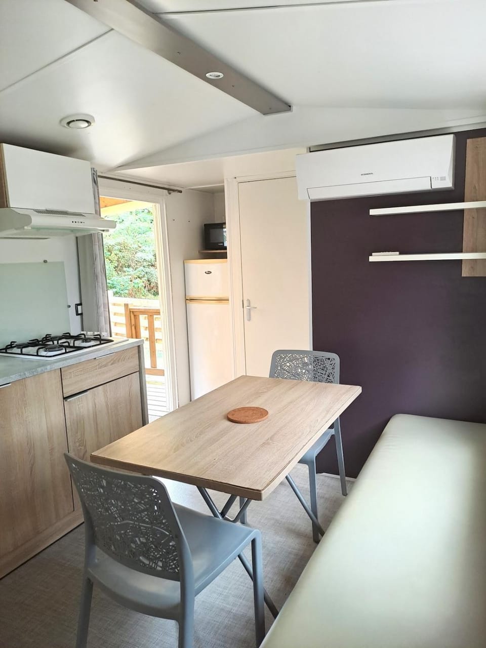 Kitchen or kitchenette, Dining area