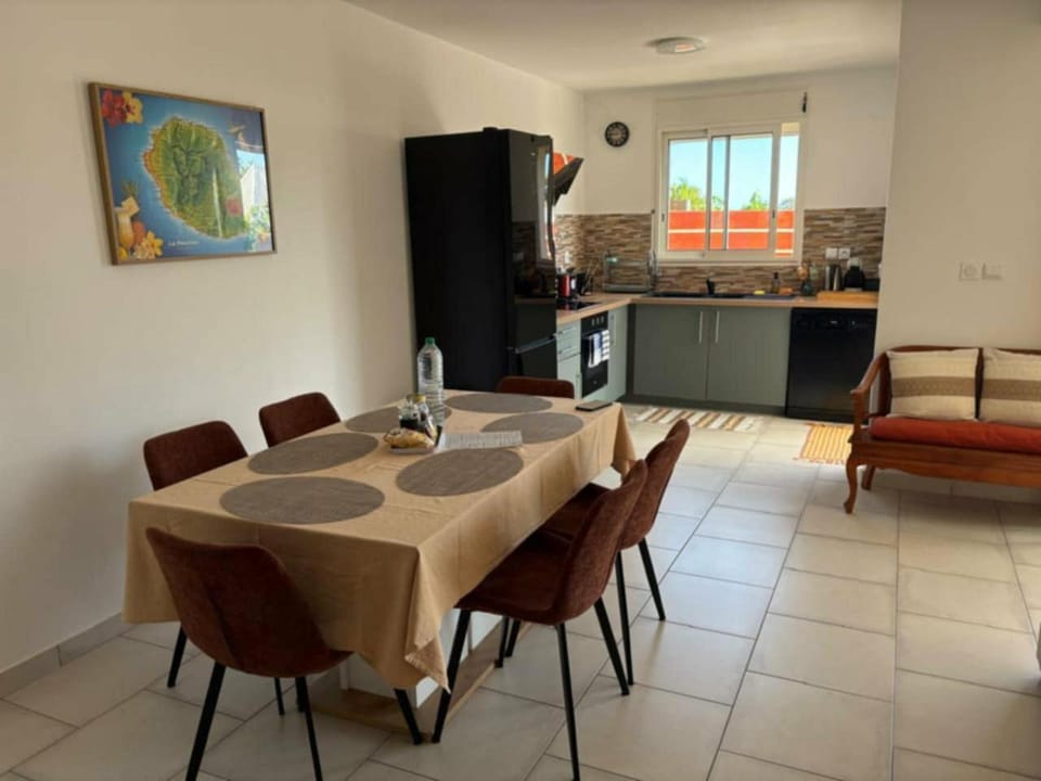 LA MAISON COSY, F3 Moderne, Lumineux & Fonctionnel - 10 mn de L'aéroport Roland Garros Apartment in Réunion