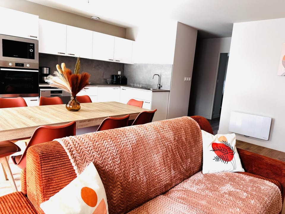 Kitchen or kitchenette, Dining area, stove