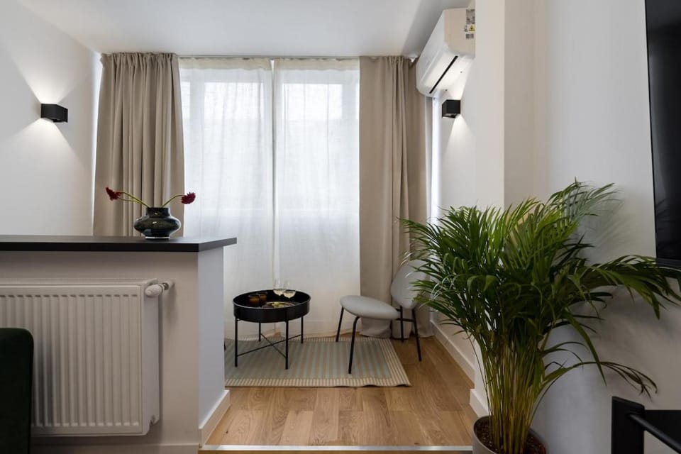 Sunny 2BR Flat - Top Location - City Center Apartment in Bucharest