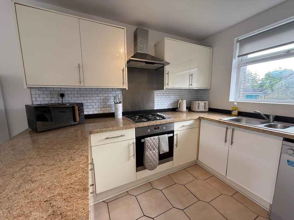 Contractors, Private Driveway for Multiple cars, Wifi, Long Stay Apartment in Washington