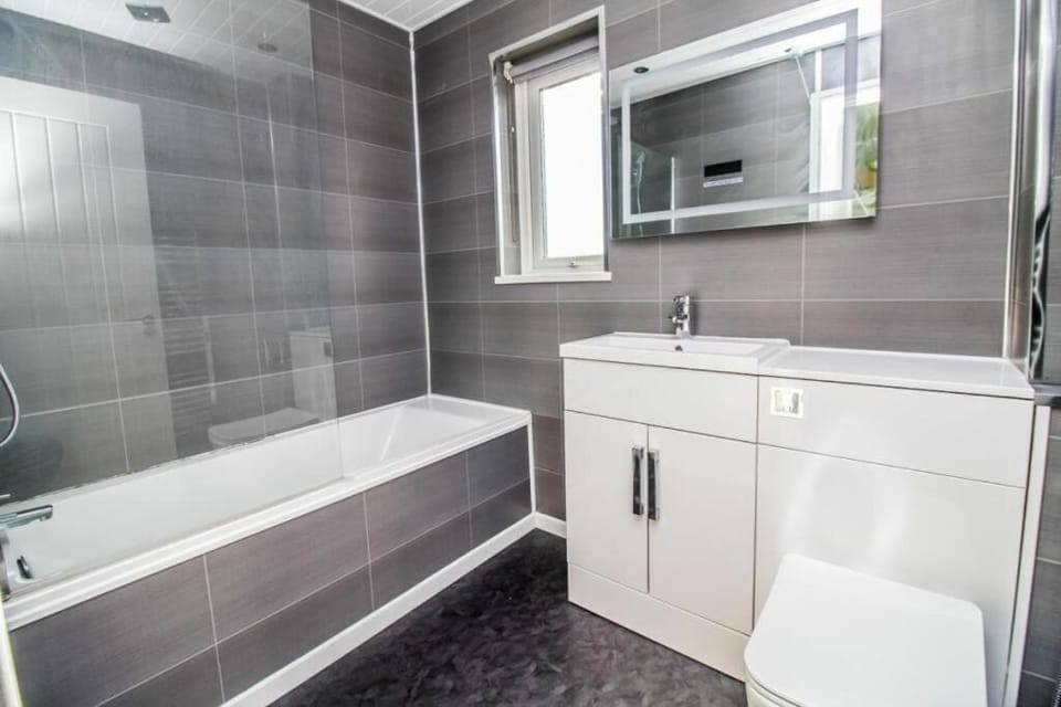 Contractors, Private Driveway for Multiple cars, Wifi, Long Stay Apartment in Washington
