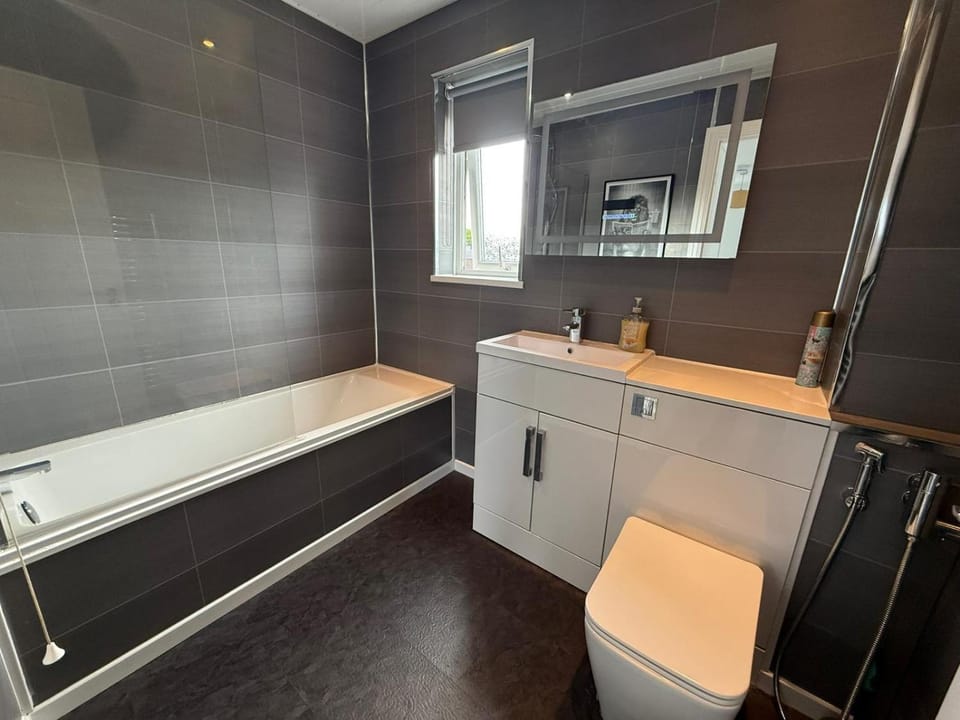 Contractors, Private Driveway for Multiple cars, Wifi, Long Stay Apartment in Washington
