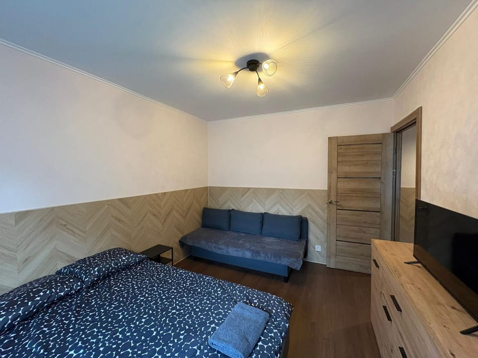 Bed, TV and multimedia, Seating area, Bedroom