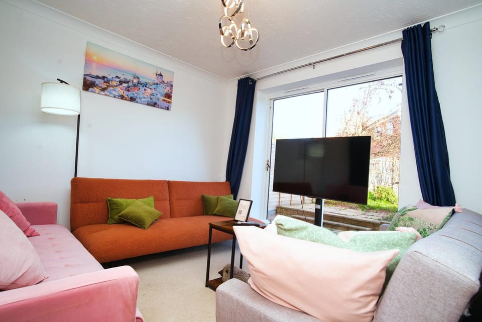Communal lounge/ TV room, TV and multimedia, Living room, Seating area, Evening entertainment