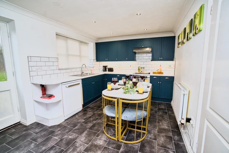 Kitchen or kitchenette, Dining area, stove