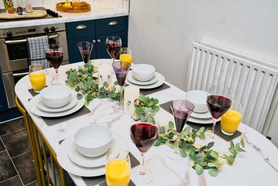 Kitchen or kitchenette, Dining area, Food, Drinks