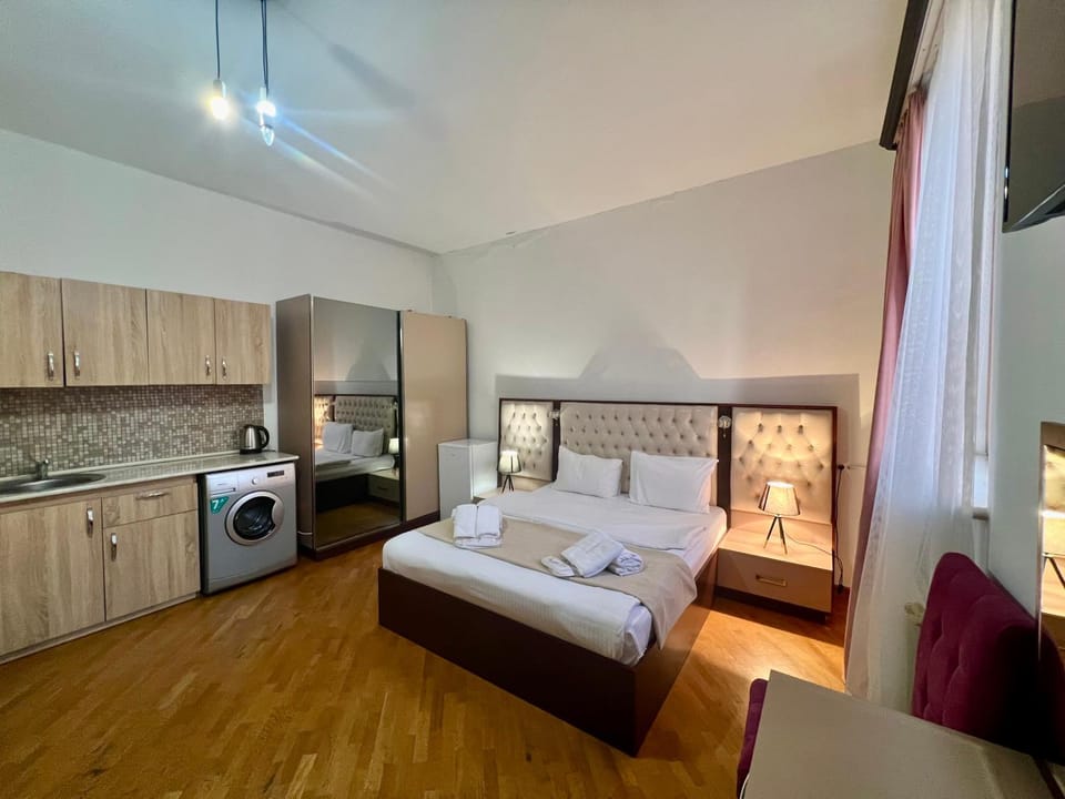 Bed, Kitchen or kitchenette, Photo of the whole room, towels