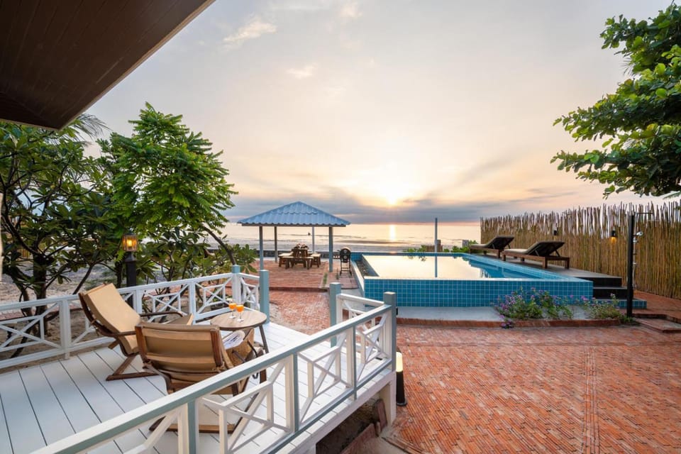 Property building, BBQ facilities, Beach, Sea view, Swimming pool, Sunset, sunbed