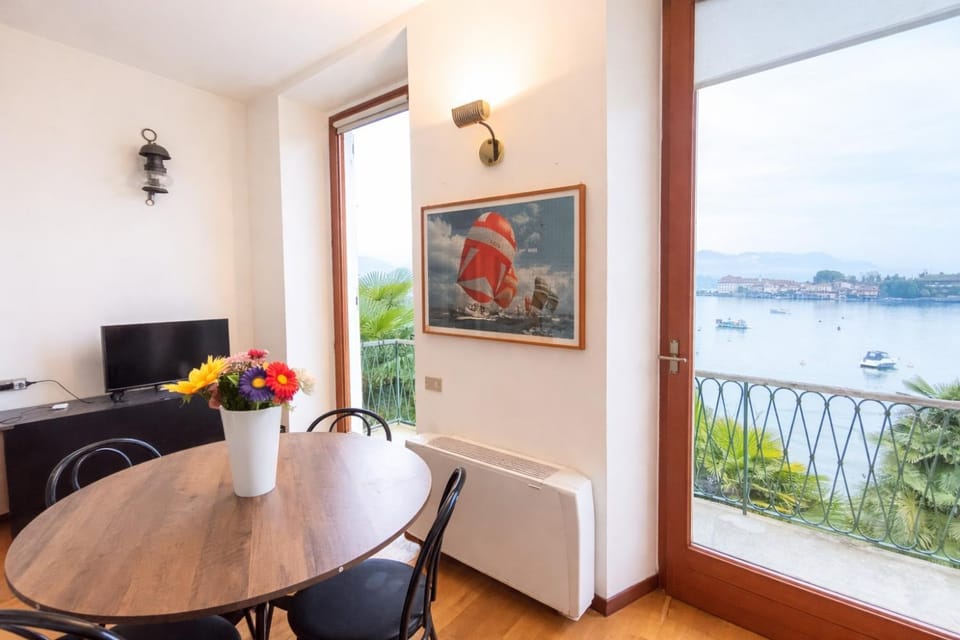 TV and multimedia, View (from property/room), Living room, Seating area, Dining area, Lake view