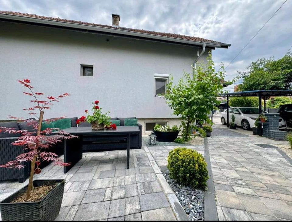 Prostrana moderna kuca u centru- 2 spavaće sobe, parking u dvoristu Apartment in Serbia