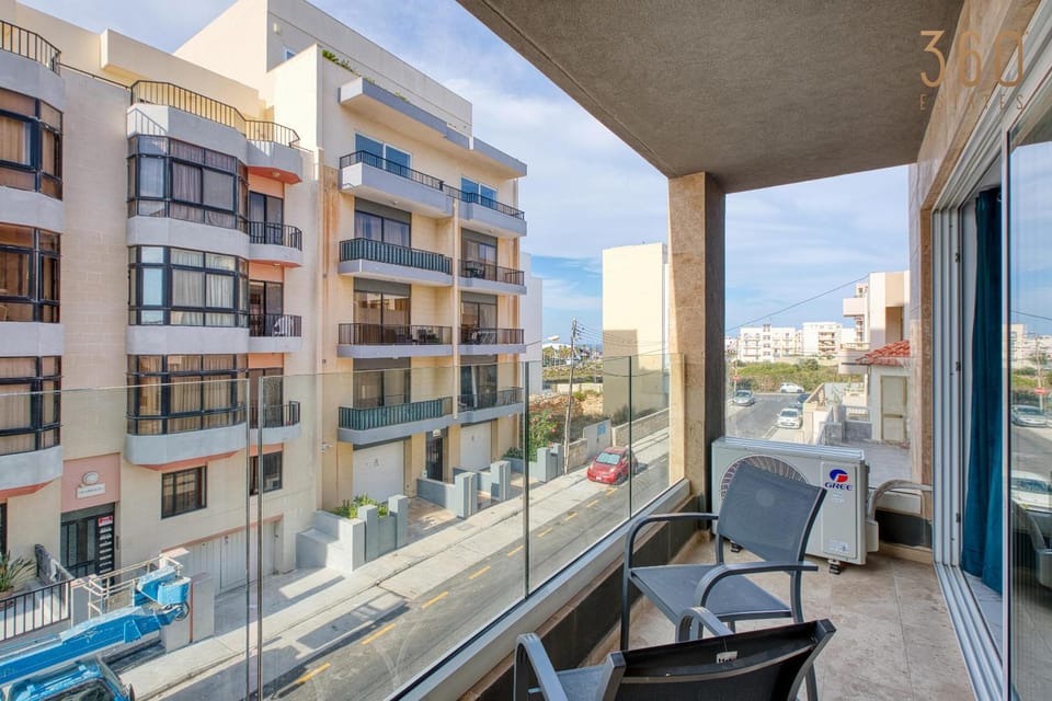 Property building, Communal lounge/ TV room, Day, Neighbourhood, View (from property/room), Balcony/Terrace, Living room, Seating area, Evening entertainment, City view, Street view, Location, Parking