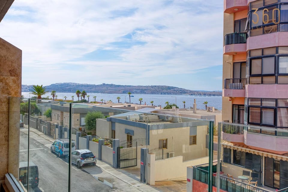 Property building, Day, Neighbourhood, Natural landscape, City view, Lake view, Mountain view, River view, Sea view, Street view, Location, Parking